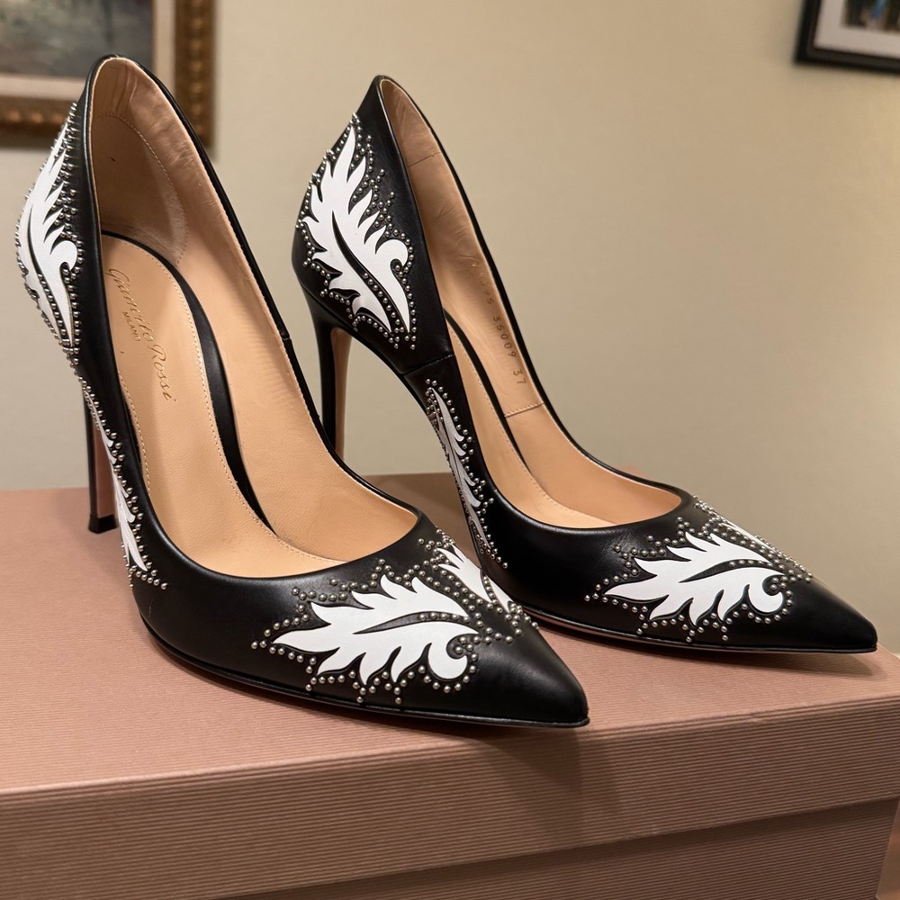 GORGEOUS Gianvito Rossi Santa Fe Studded Leather Pumps 105mm
